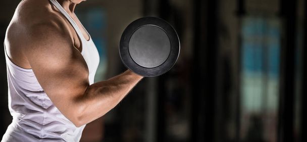Musclé jeune homme faire de l'exercice de poids pour les biceps avec haltères
 - Photo, image