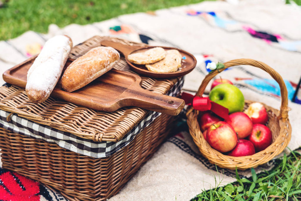 Ψωμί και αξεσουάρ καλοκαίρι καλάθι πικνίκ στο πράσινο πάρκο BAC - Φωτογραφία, εικόνα