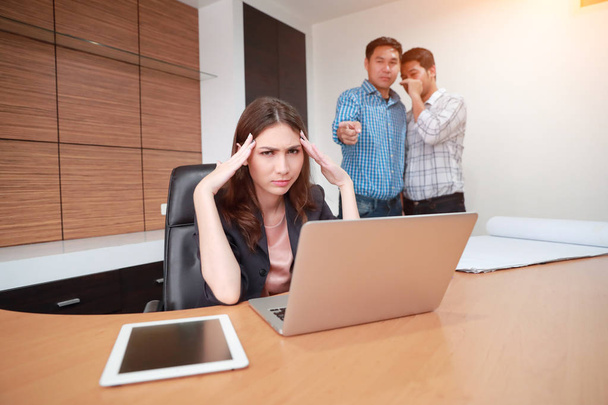 επιχειρηματίας να κουτσομπολεύει από άνδρα συνάδελφο στο γραφείο (φήμη και κουτσομπολιά έννοια - Φωτογραφία, εικόνα