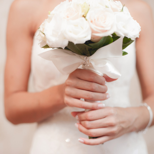 menyasszony kezében virágdíszbe csokor - Fotó, kép