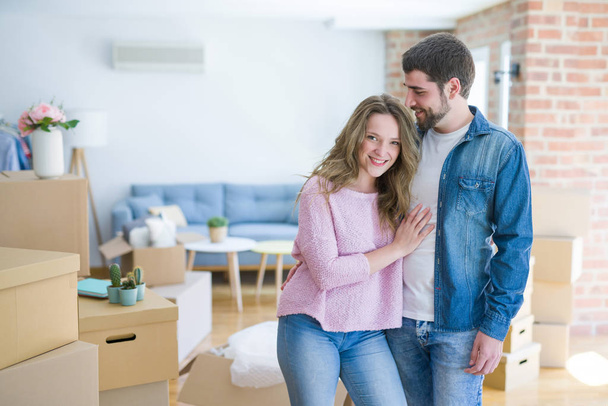 Giovane bella coppia cercando felice insieme trasferirsi in una nuova casa
 - Foto, immagini