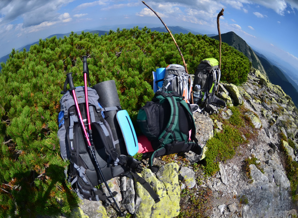 Туристи з рюкзаками в горах
 - Фото, зображення