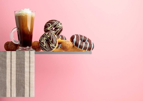SchokoladenDonuts und Kaffee mit Sahne. - Foto, Bild