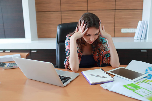 Geschäftsfrau mit Computer am Tisch bekam dann Stress - Foto, Bild