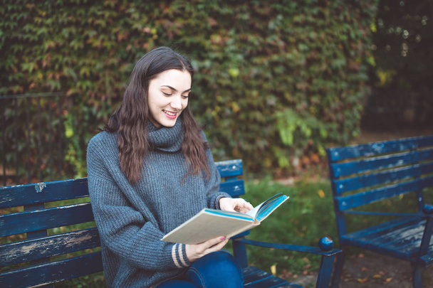 Žena, která čte knihu na lavici v parku - Fotografie, Obrázek