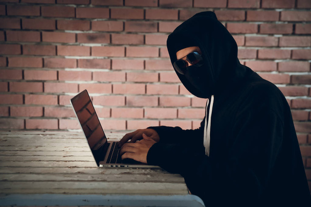 pirate essayer de pirater et de voler les données du système d'information de l'ordinateur
 - Photo, image