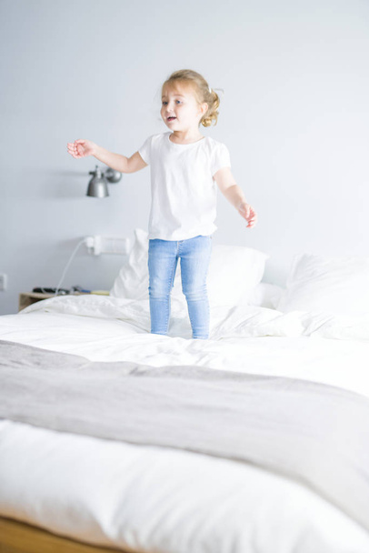 Precioso. niño niña saltando en la cama
 - Foto, imagen