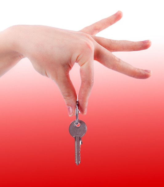 Ασημένιο κλειδί στο ένα χέρι. χέρι εκμετάλλευση κλειδί - Φωτογραφία, εικόνα