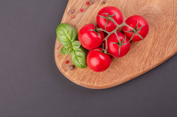 Pieces of Rigiano parmesan, cherry tomato and basil leaf - Foto, immagini