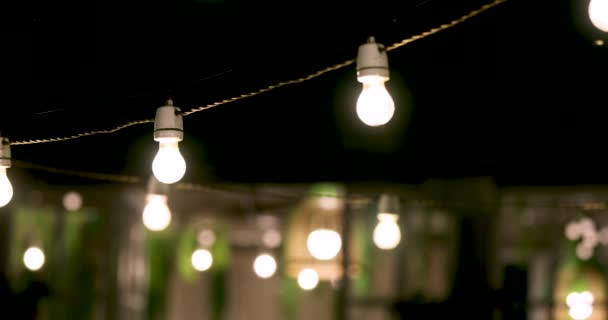 luces de cadena de fiesta al aire libre que brillan por la noche
 - Imágenes, Vídeo