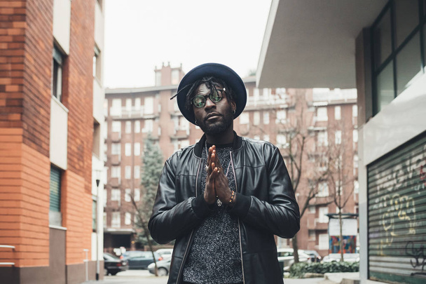 Porträt eines jungen schwarzen Mannes im urbanen Hintergrund  - Foto, Bild