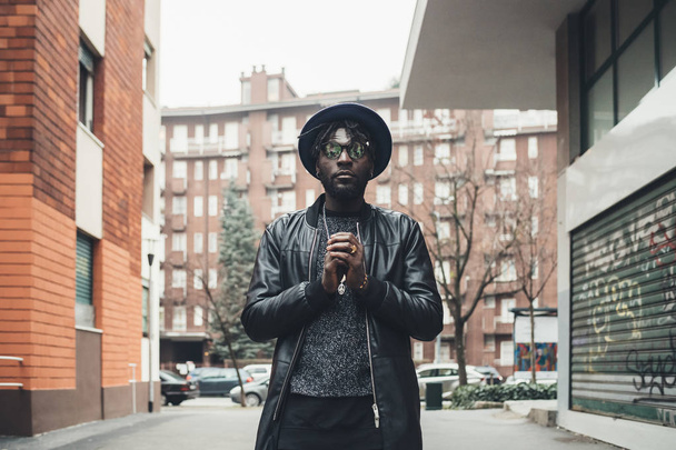 portret van jonge zwarte man in stedelijke achtergrond  - Foto, afbeelding
