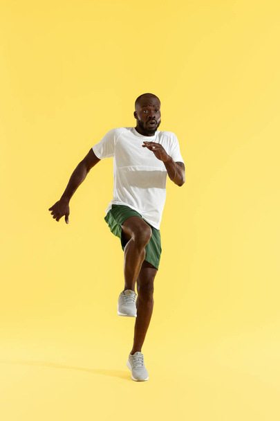 Workout. Sports man exercising, running on spot, cardio training - Foto, Imagem