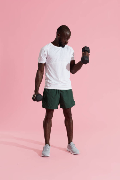 Exercise. Sports man doing dumbbell biceps workout training - Valokuva, kuva