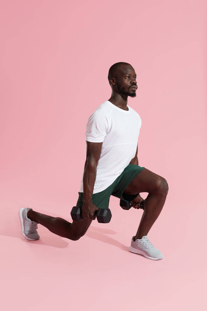 Workout. Sports man exercising, doing lunge with dumbbells - Foto, Imagem