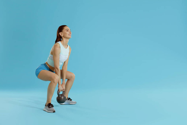 Body workout. Fitness woman exercising squats with gym weights - Foto, Imagen
