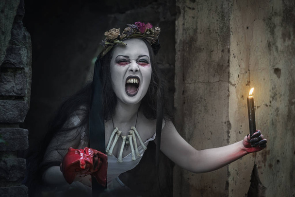 Novia muerta espeluznante con velas gritando. Escena de Halloween
 - Foto, imagen