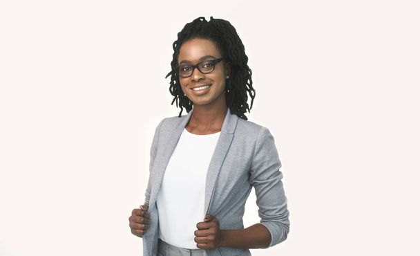lächelnde afrikanisch-amerikanische Lehrerin posiert vor der Kamera, weißer Hintergrund - Foto, Bild