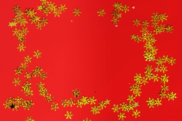 parlak kırmızı arka plan üzerinde parlak altın kar taneleri desen, metin için alan ile Noel tebrik kartı tasarım şablonu - Fotoğraf, Görsel