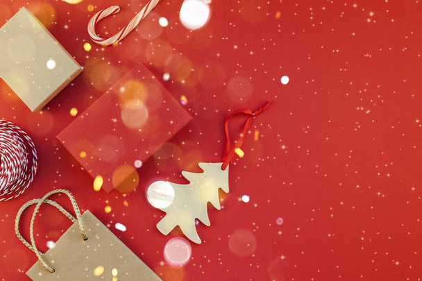 Neues Jahr oder Weihnachten präsentiert roten Hintergrund - Foto, Bild