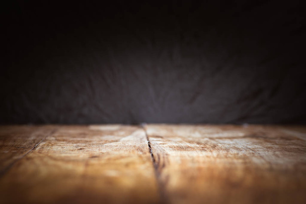 Σκούρο φόντο και vintage ξύλινο τραπέζι σε πρώτο πλάνο - Φωτογραφία, εικόνα