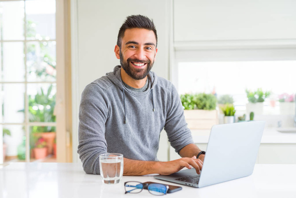 Erkek bilgisayar laptop kullanarak gülümseyen çalışma  - Fotoğraf, Görsel
