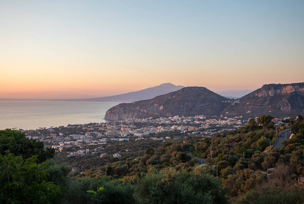 Romantische zonsondergang in de Golf van Napels en de Vesuvius. Sorrento. Italië - Foto, afbeelding