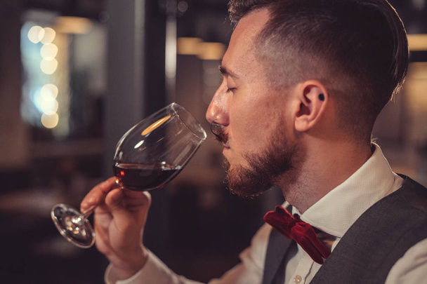 mladý muž, pití vína - Fotografie, Obrázek