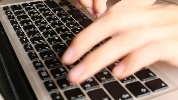 Mains féminines tapant du texte sur un clavier (HD
) - Séquence, vidéo