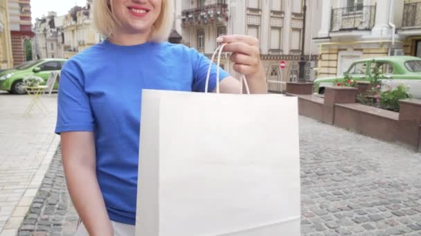Rajattu laukaus naispuolinen kuriiri tilalla ostoskassit ostaa
 - Materiaali, video