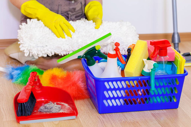 Dustpan e escova com material de limpeza
 - Foto, Imagem