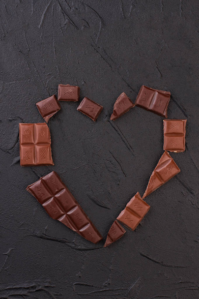 Coeur fait de morceaux de chocolat
. - Photo, image