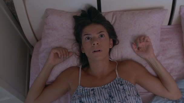 girl wakes up in bed - Imágenes, Vídeo