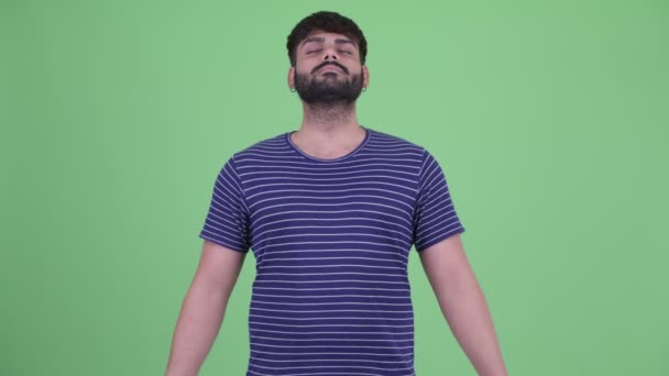 Heureux jeune homme indien barbu en surpoids relaxant les yeux fermés
 - Séquence, vidéo