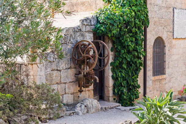 Древняя колонна для воды на территории католической церкви христианского преображения, расположенной на горе Тавор близ Назарета в Израиле
 - Фото, изображение