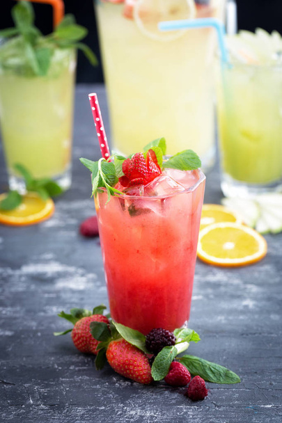 Verre de boisson fraise froide avec glaçons, feuilles de menthe. Berr
 - Photo, image