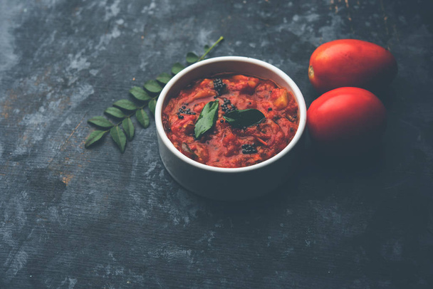 Tomaten-Tamatar-Chutney oder -Soße, serviert in einer Schüssel. Selektiver Fokus - Foto, Bild