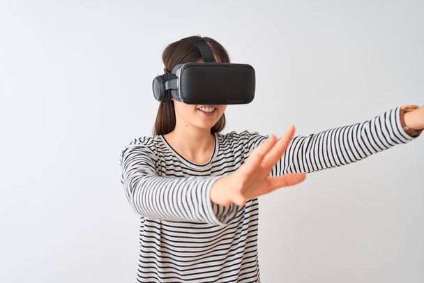 Mujer con auriculares VR
 - Foto, imagen