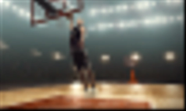 Afro-Amerikaanse basketballer in sport uniform maakt lay-up shot. Professionele verlichte basketbal arena - Foto, afbeelding