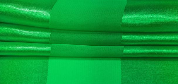 Tekstura, tło, zielone jedwabne tkaniny w paski z metalicznym s - Zdjęcie, obraz