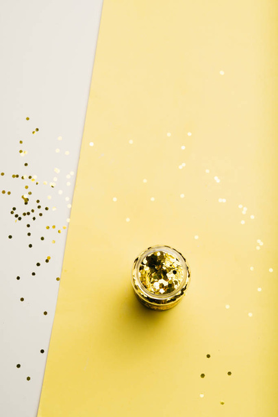 Glitter bir şişe , altın, renkli, parti kavramsal, bir flatlay arka plan üst görünümü üzerinde - Fotoğraf, Görsel