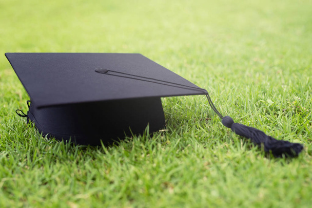 снимок выпускных шляп на траве, концепция во время начала успеха выпускников университета, поздравление с концептуальным образованием. Выпускная церемония, оставьте место для написания описательного текста
 - Фото, изображение