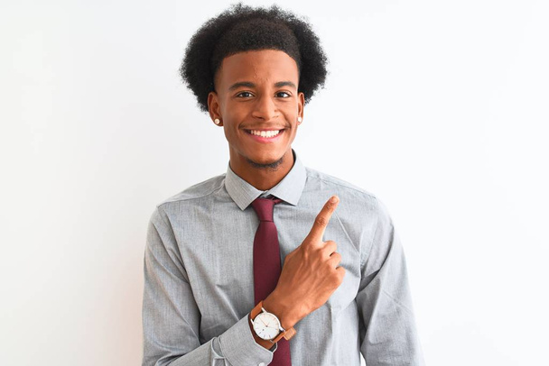 孤立した白い背景の上にネクタイを着た若いアフリカ系アメリカ人ビジネスマンは、幸せで自然な表情で手と指を指差す笑顔で陽気な - 写真・画像