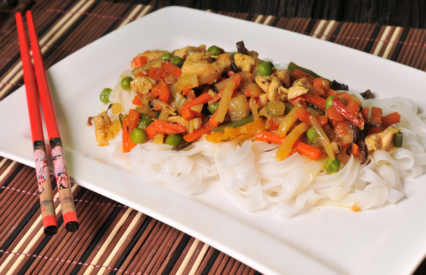 Китайська локшина з овочами й куркою. - Фото, зображення