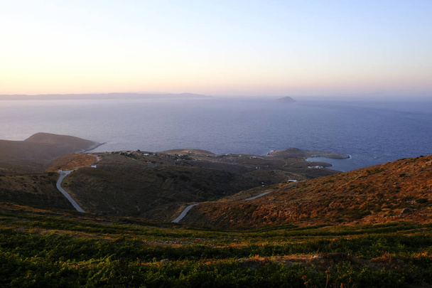 Un viñedo al atardecer en la isla de Serifos en Grecia el 13 de agosto de 2019
. - Foto, Imagen