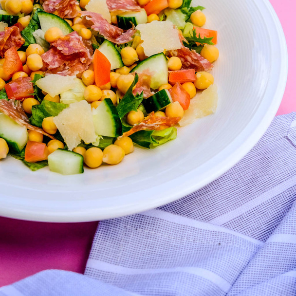 Friss, egészséges szalámi kolbász saláta - Fotó, kép