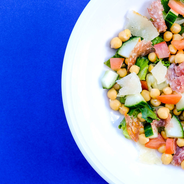 Friss, egészséges szalámi kolbász saláta - Fotó, kép