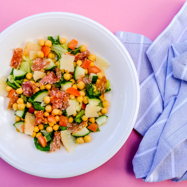 Salada de salsicha de salame saudável fresca
 - Foto, Imagem