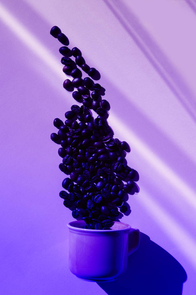 Trend Neon Cup z rozprzestrzeniać kawy fasoli z cieni na pastelowe fioletowe tło. Płaski lay. Widok z góry. Koncepcja kawy. Pop art martwa żywotność - Zdjęcie, obraz