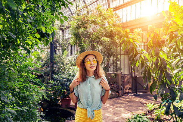 Fiatal nő utazó séta botanikus kertben - Fotó, kép